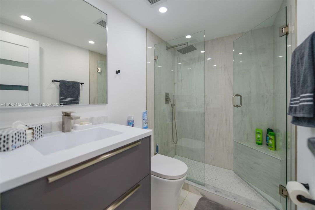 Recently Rented: $4,000 (1 beds, 1 baths, 870 Square Feet)