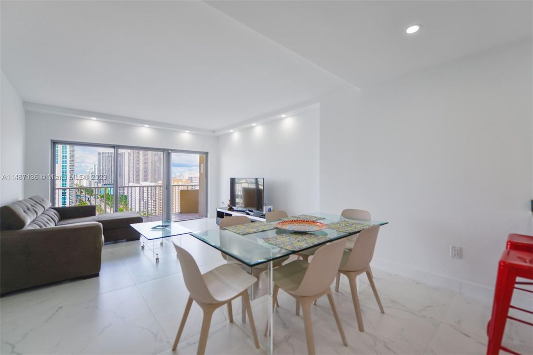 Recently Rented: $4,000 (1 beds, 1 baths, 870 Square Feet)