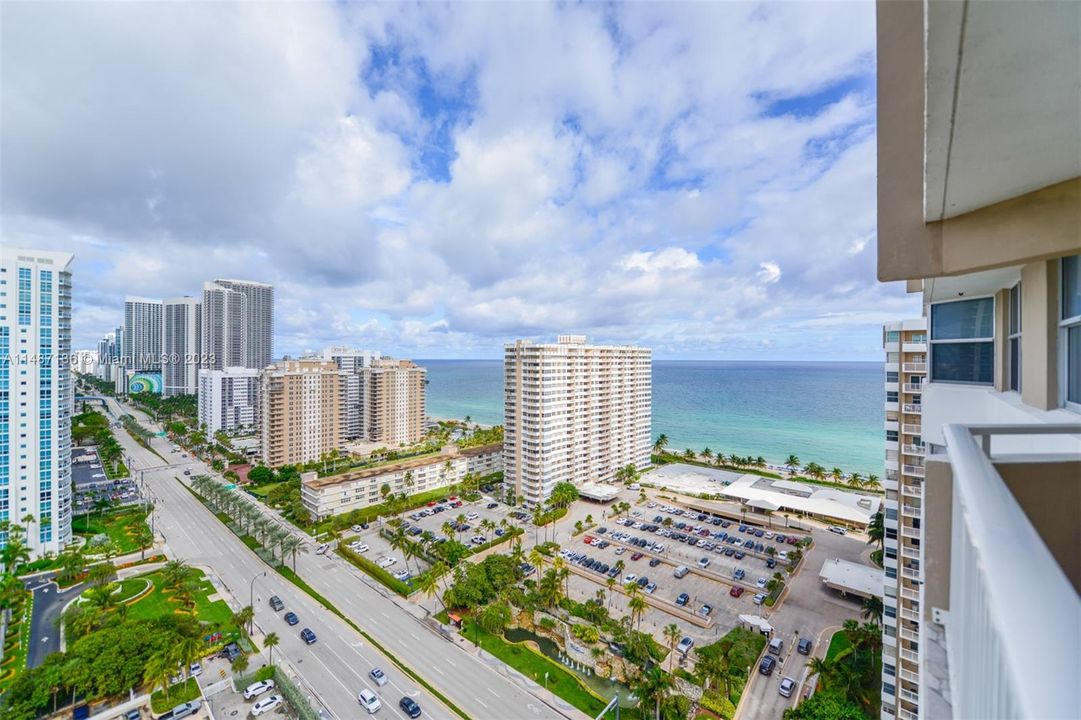 Recently Rented: $4,000 (1 beds, 1 baths, 870 Square Feet)