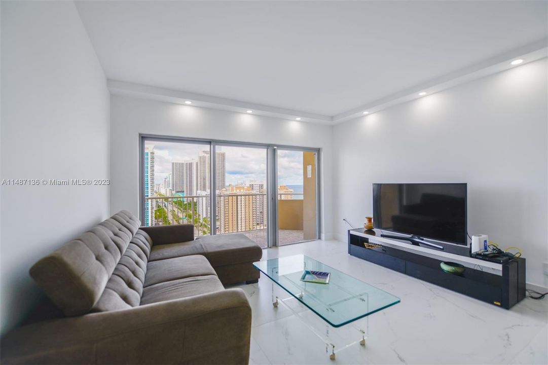 Recently Rented: $4,000 (1 beds, 1 baths, 870 Square Feet)