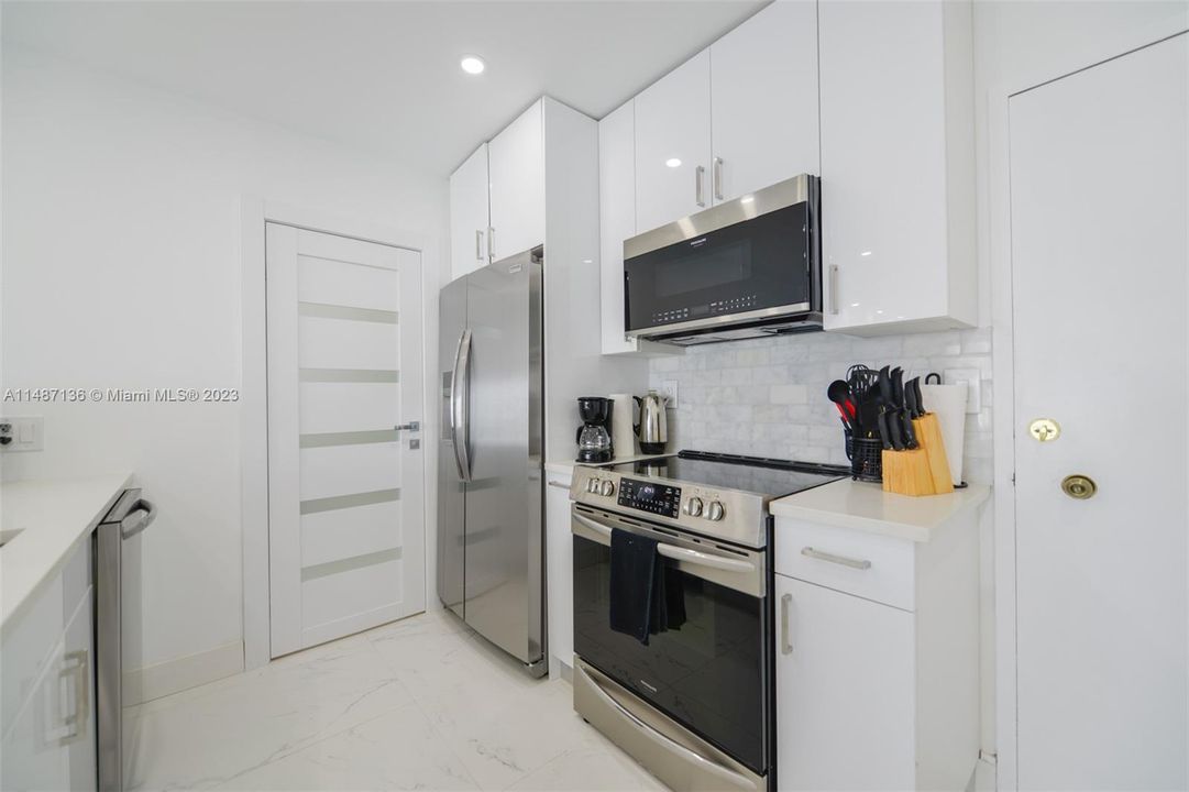 Recently Rented: $4,000 (1 beds, 1 baths, 870 Square Feet)