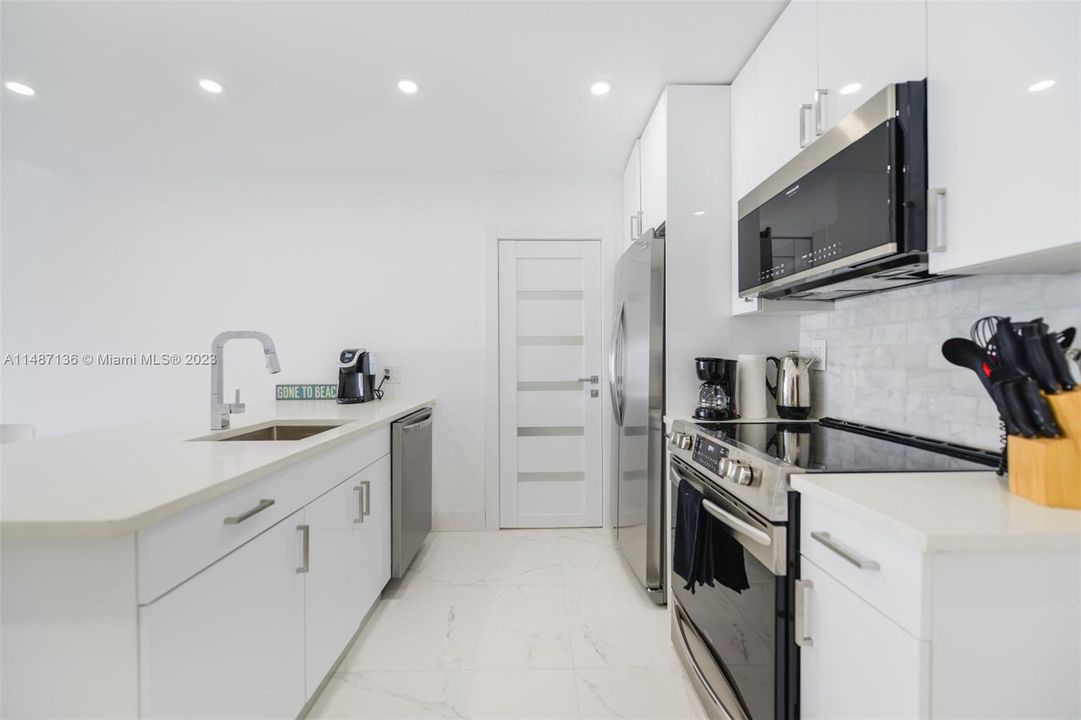 Recently Rented: $4,000 (1 beds, 1 baths, 870 Square Feet)