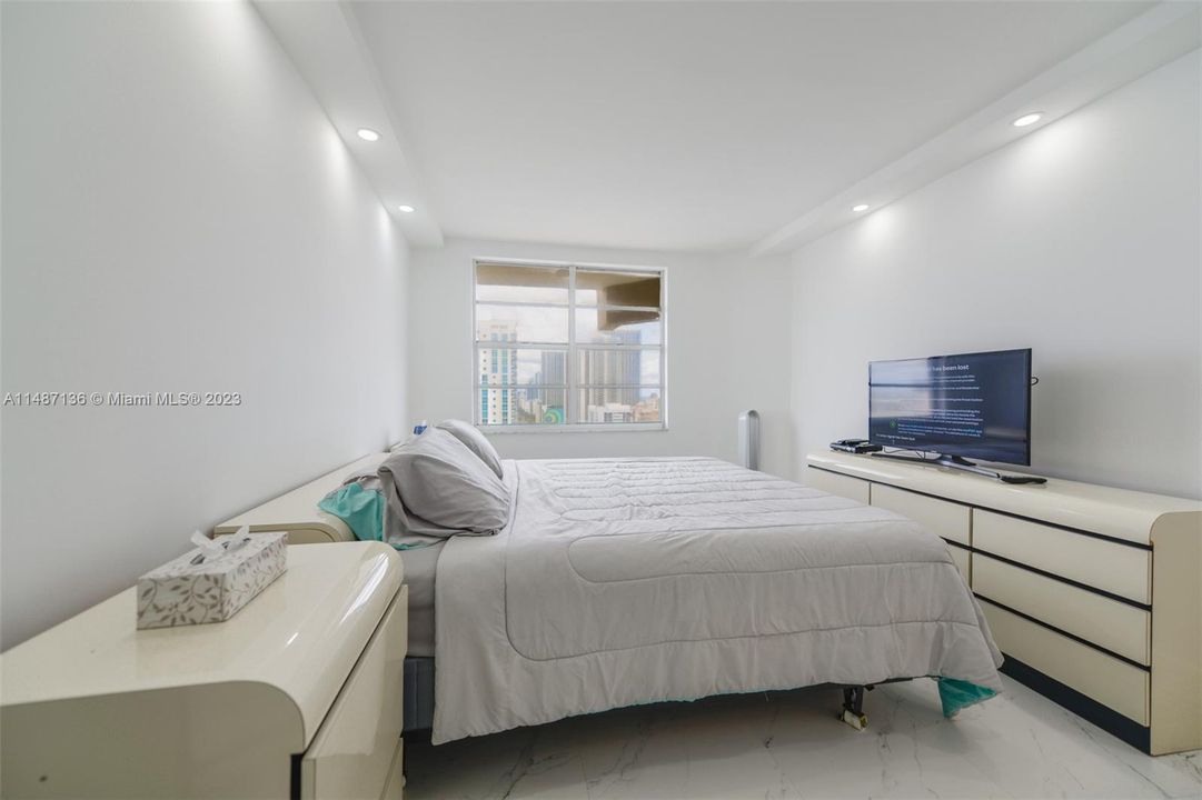 Recently Rented: $4,000 (1 beds, 1 baths, 870 Square Feet)