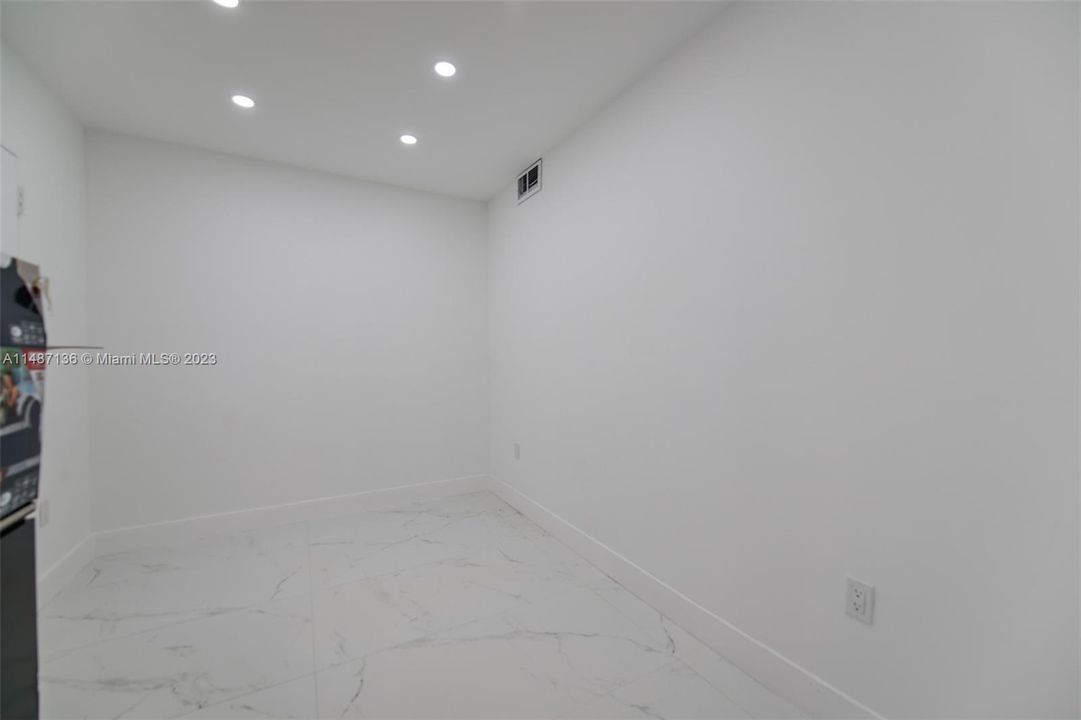 Recently Rented: $4,000 (1 beds, 1 baths, 870 Square Feet)