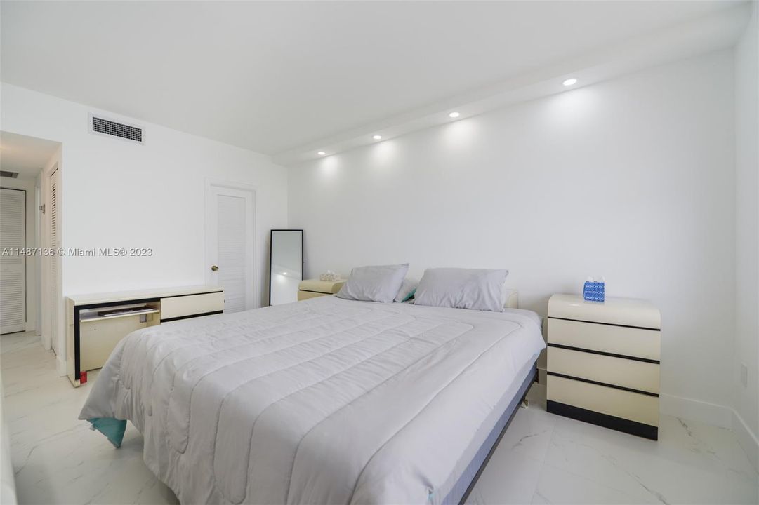 Recently Rented: $4,000 (1 beds, 1 baths, 870 Square Feet)