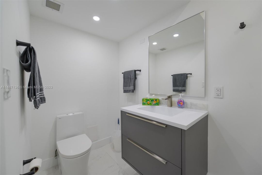 Recently Rented: $4,000 (1 beds, 1 baths, 870 Square Feet)