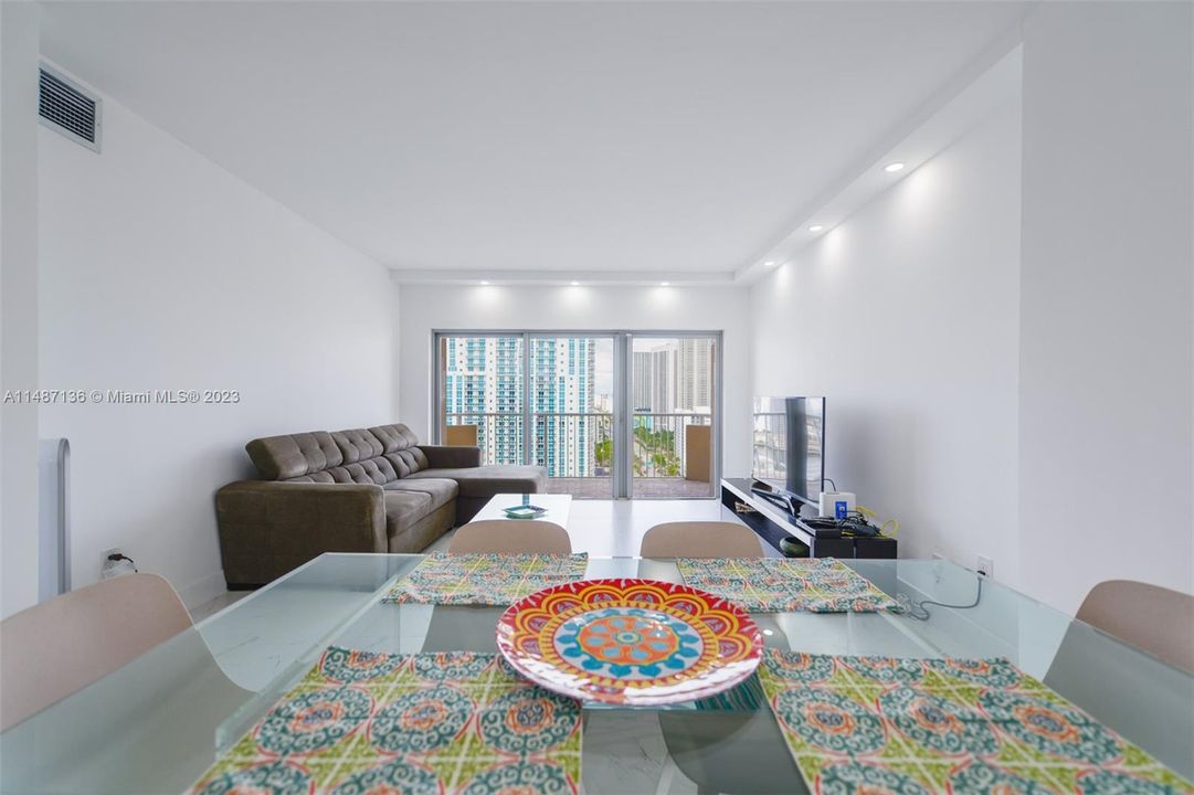 Recently Rented: $4,000 (1 beds, 1 baths, 870 Square Feet)