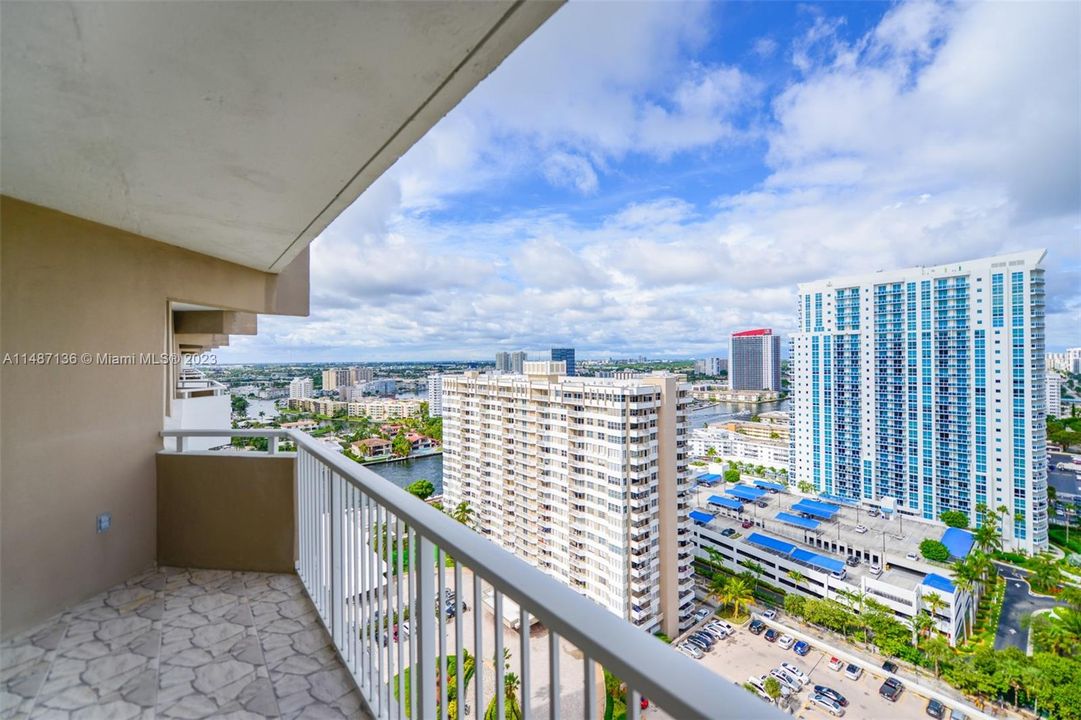 Recently Rented: $4,000 (1 beds, 1 baths, 870 Square Feet)