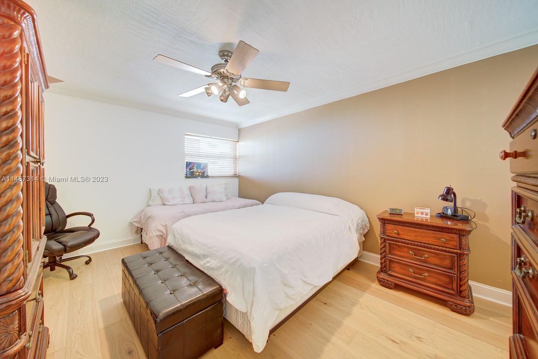 For Sale: $325,000 (1 beds, 1 baths, 728 Square Feet)