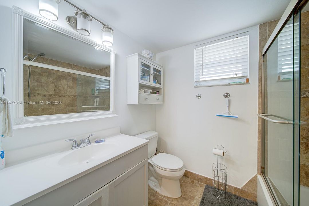 For Sale: $325,000 (1 beds, 1 baths, 728 Square Feet)