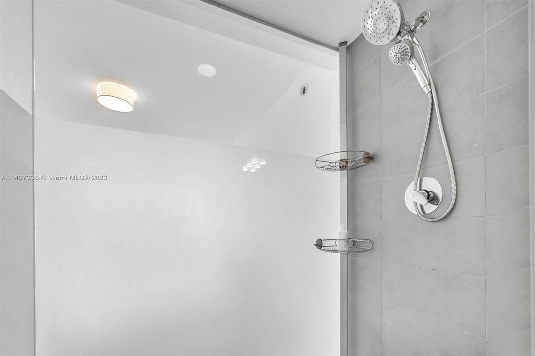 最近售出: $860,000 (3 贝兹, 3 浴室, 1683 平方英尺)