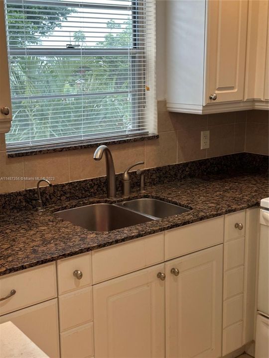 最近售出: $100,000 (1 贝兹, 1 浴室, 700 平方英尺)