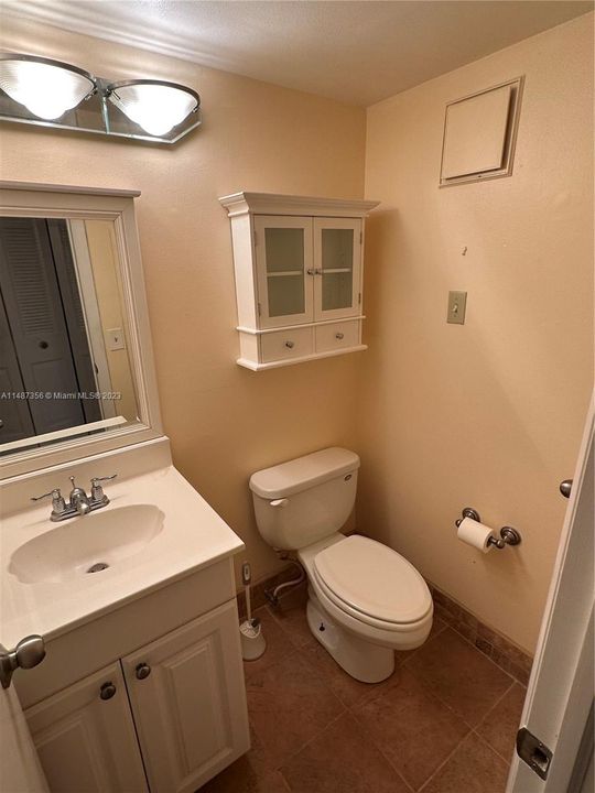 最近售出: $100,000 (1 贝兹, 1 浴室, 700 平方英尺)