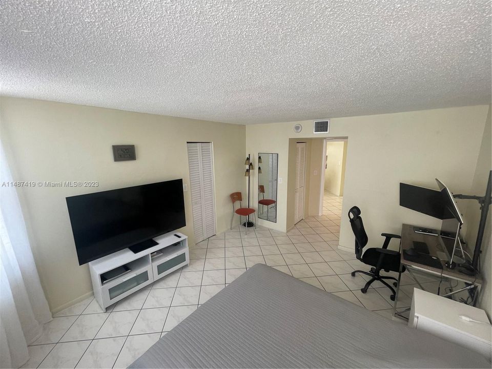 For Sale: $252,500 (1 beds, 1 baths, 677 Square Feet)