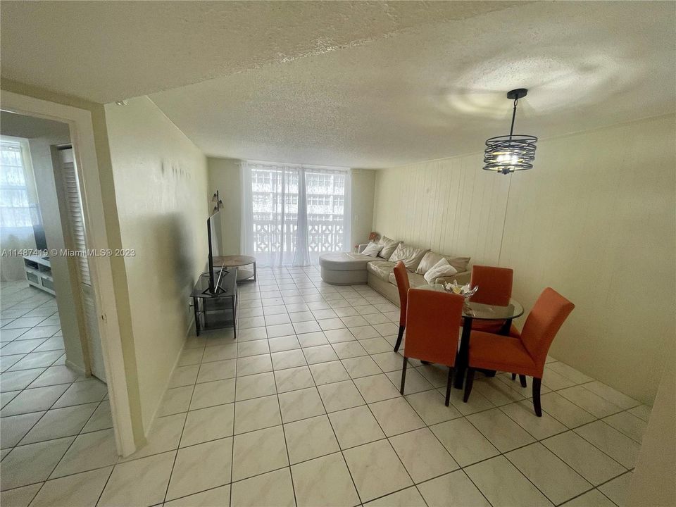 For Sale: $252,500 (1 beds, 1 baths, 677 Square Feet)