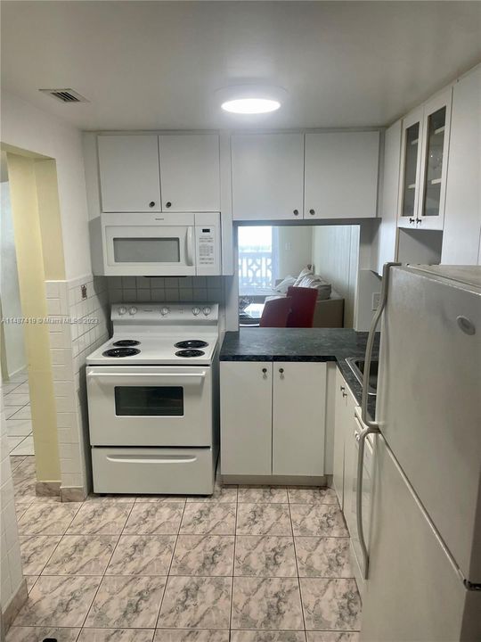 For Sale: $252,500 (1 beds, 1 baths, 677 Square Feet)