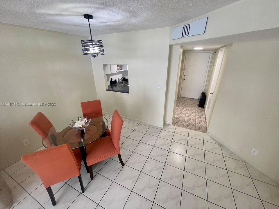 For Sale: $252,500 (1 beds, 1 baths, 677 Square Feet)