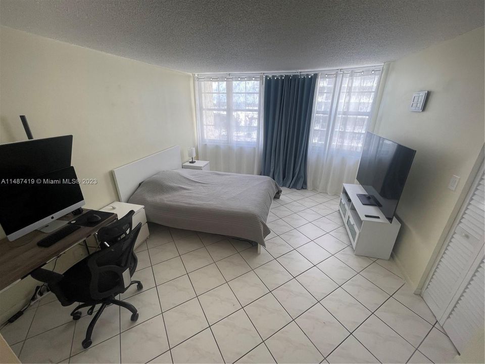 For Sale: $252,500 (1 beds, 1 baths, 677 Square Feet)