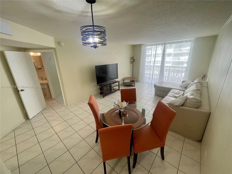 For Sale: $252,500 (1 beds, 1 baths, 677 Square Feet)