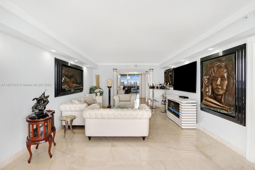 For Sale: $2,575,000 (3 beds, 3 baths, 1840 Square Feet)