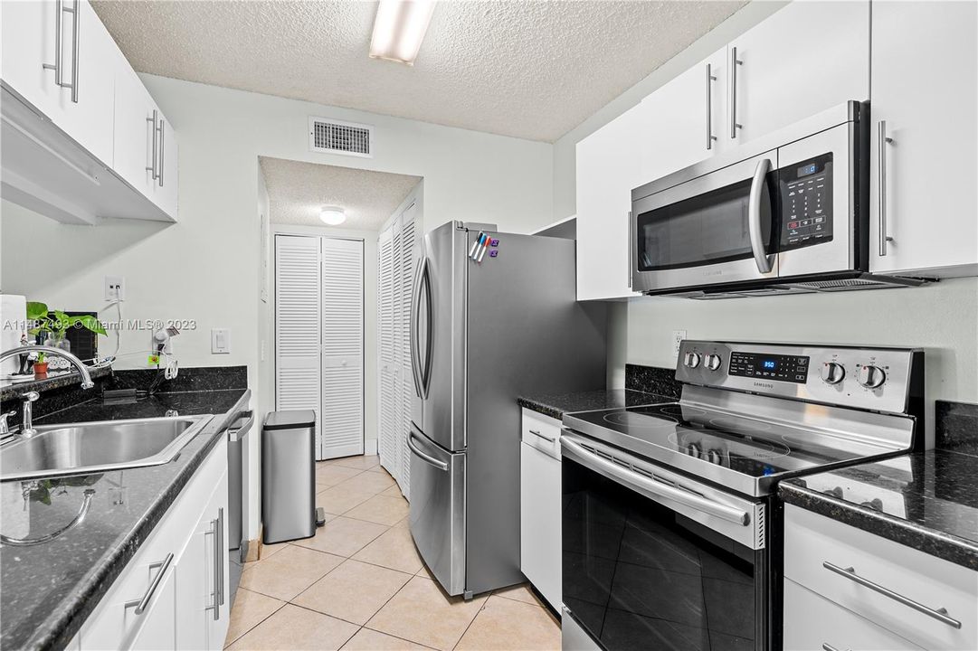 Vendido Recientemente: $325,000 (2 camas, 2 baños, 1075 Pies cuadrados)