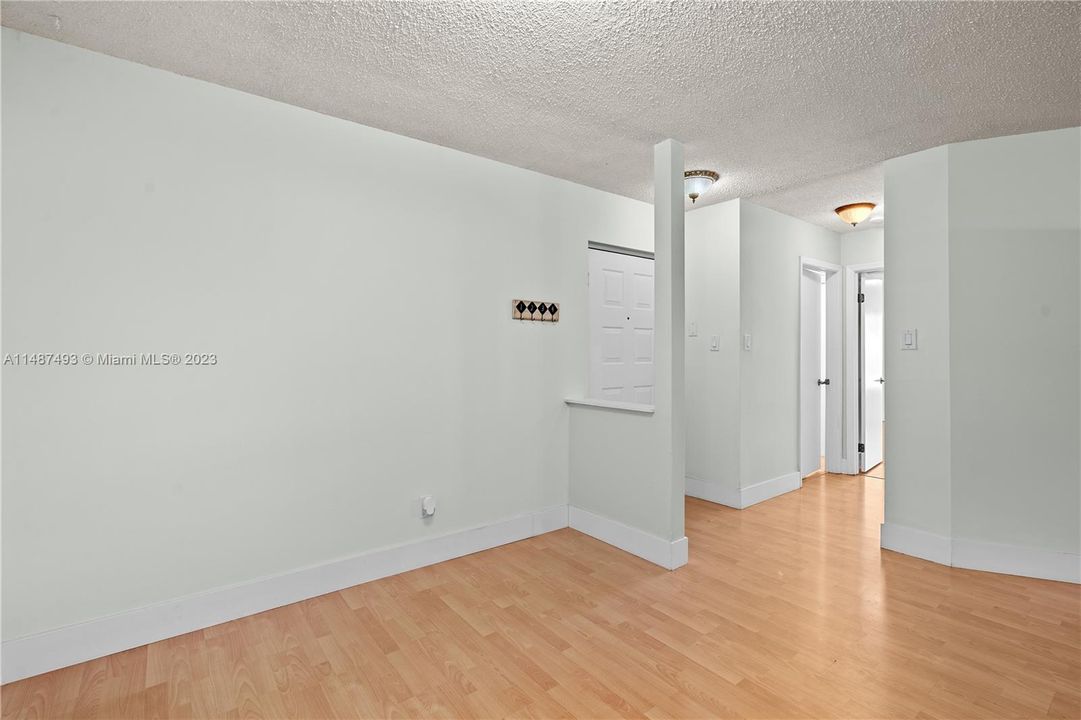 Vendido Recientemente: $325,000 (2 camas, 2 baños, 1075 Pies cuadrados)