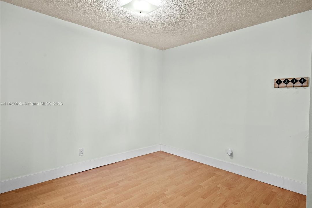 Vendido Recientemente: $325,000 (2 camas, 2 baños, 1075 Pies cuadrados)