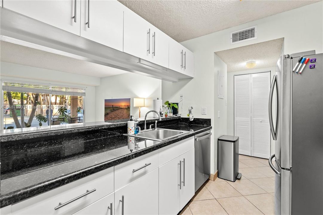 Vendido Recientemente: $325,000 (2 camas, 2 baños, 1075 Pies cuadrados)