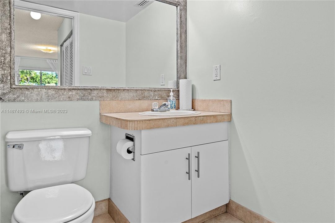 Vendido Recientemente: $325,000 (2 camas, 2 baños, 1075 Pies cuadrados)