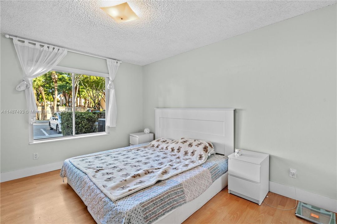 Vendido Recientemente: $325,000 (2 camas, 2 baños, 1075 Pies cuadrados)