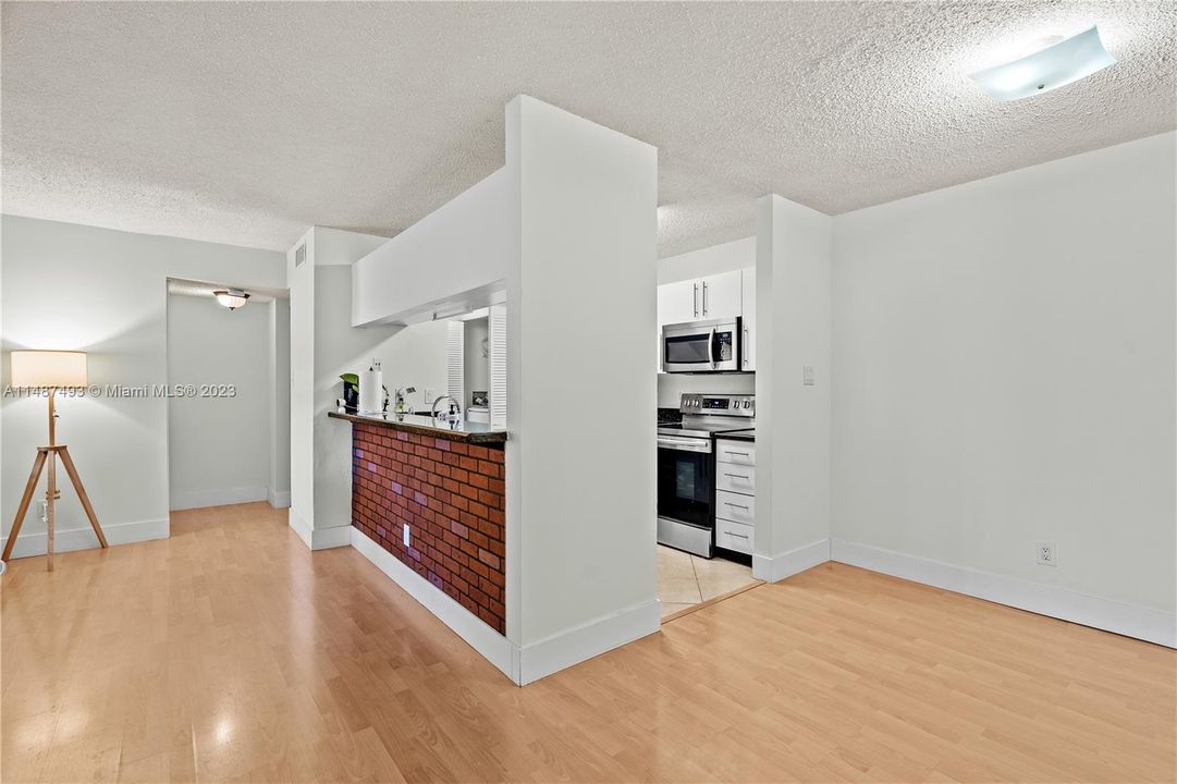 Vendido Recientemente: $325,000 (2 camas, 2 baños, 1075 Pies cuadrados)