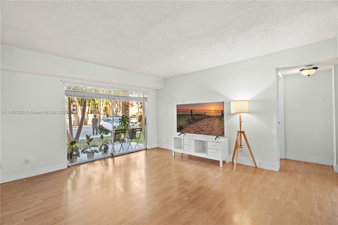 Vendido Recientemente: $325,000 (2 camas, 2 baños, 1075 Pies cuadrados)