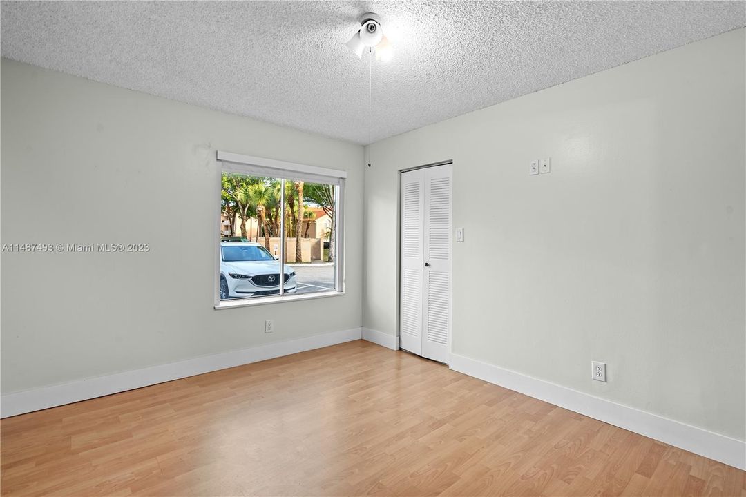 Vendido Recientemente: $325,000 (2 camas, 2 baños, 1075 Pies cuadrados)