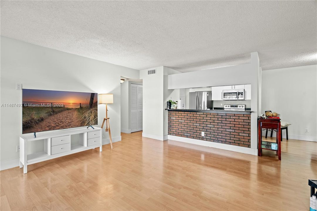 Vendido Recientemente: $325,000 (2 camas, 2 baños, 1075 Pies cuadrados)