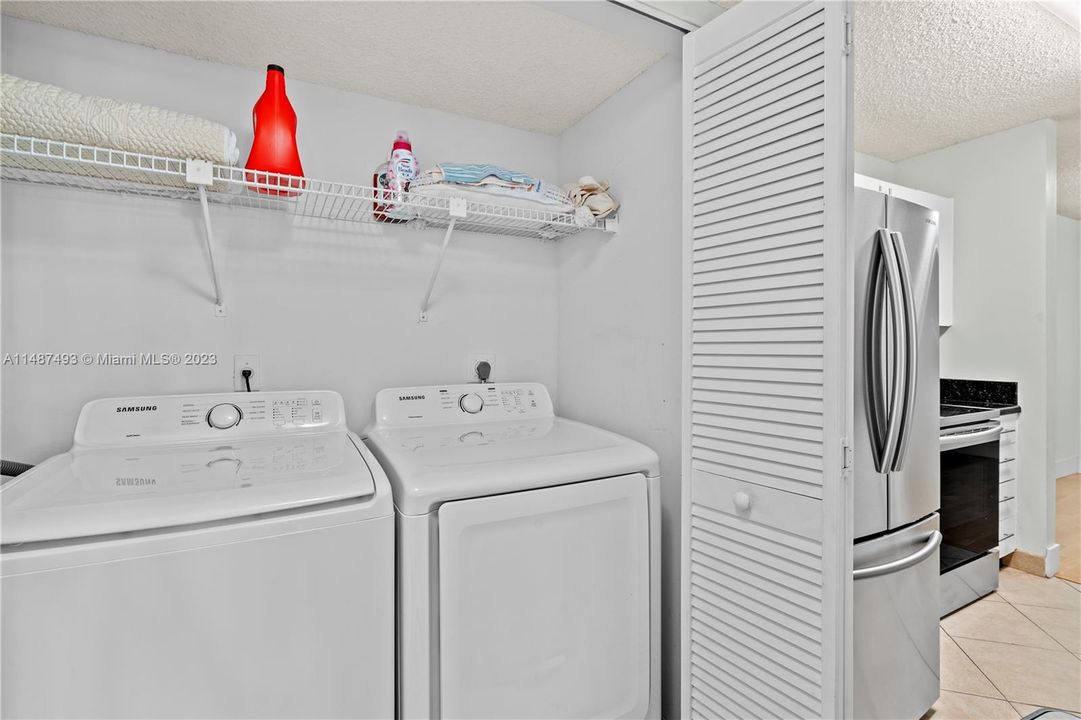 Vendido Recientemente: $325,000 (2 camas, 2 baños, 1075 Pies cuadrados)