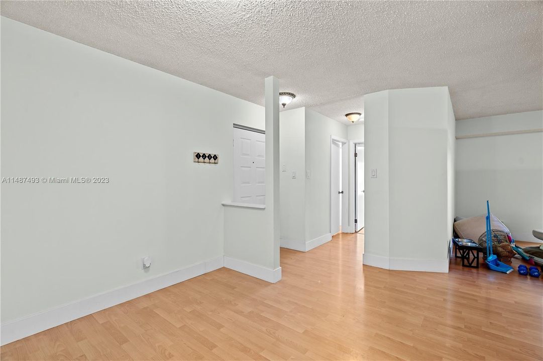 Vendido Recientemente: $325,000 (2 camas, 2 baños, 1075 Pies cuadrados)