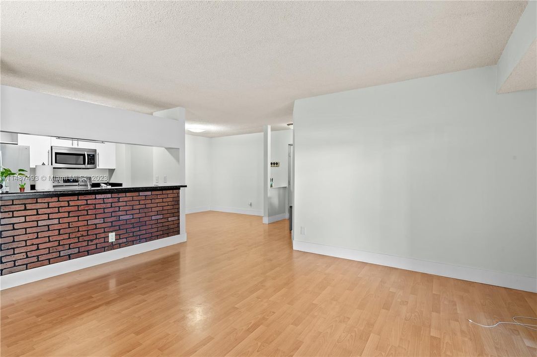 Vendido Recientemente: $325,000 (2 camas, 2 baños, 1075 Pies cuadrados)