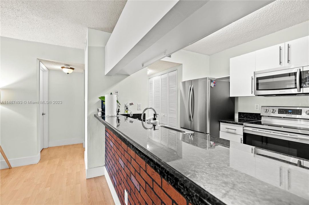 Vendido Recientemente: $325,000 (2 camas, 2 baños, 1075 Pies cuadrados)