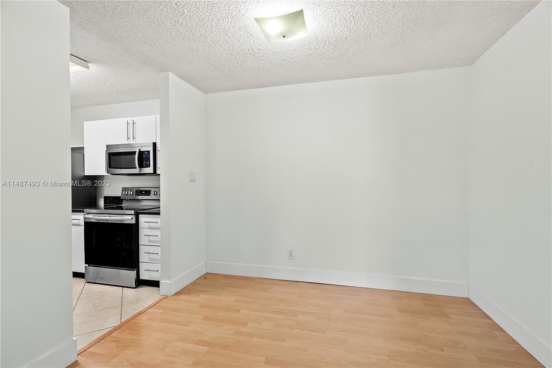 Vendido Recientemente: $325,000 (2 camas, 2 baños, 1075 Pies cuadrados)