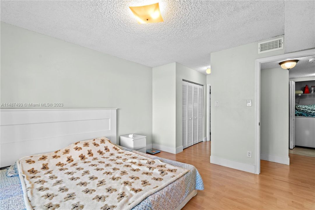 Vendido Recientemente: $325,000 (2 camas, 2 baños, 1075 Pies cuadrados)