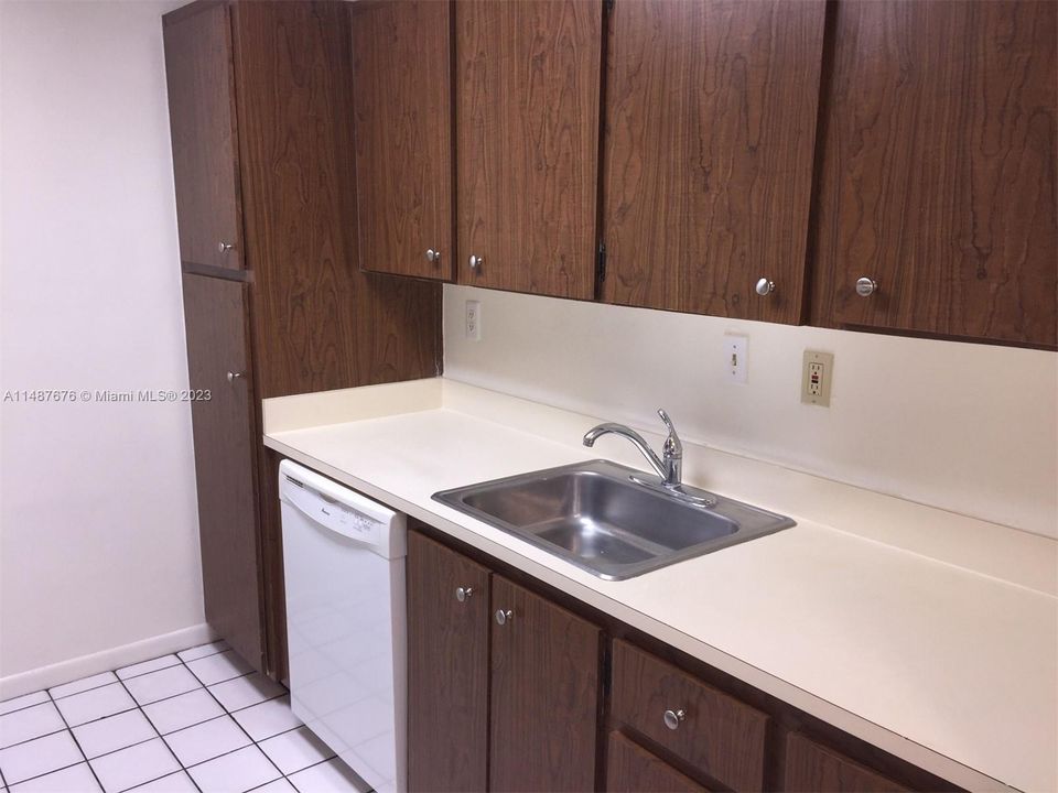 Recently Rented: $2,200 (2 beds, 2 baths, 955 Square Feet)