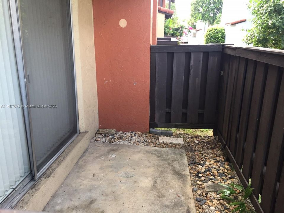 Recently Rented: $2,200 (2 beds, 2 baths, 955 Square Feet)