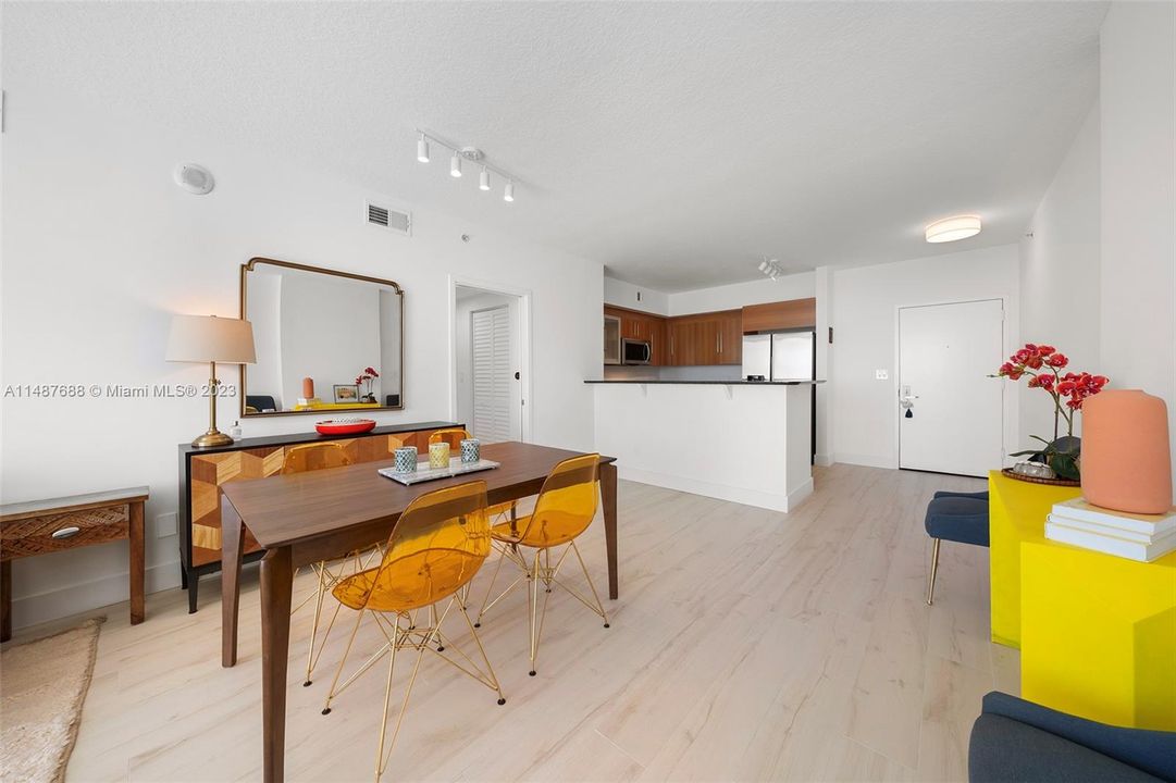 Vendido Recientemente: $675,000 (2 camas, 2 baños, 1145 Pies cuadrados)