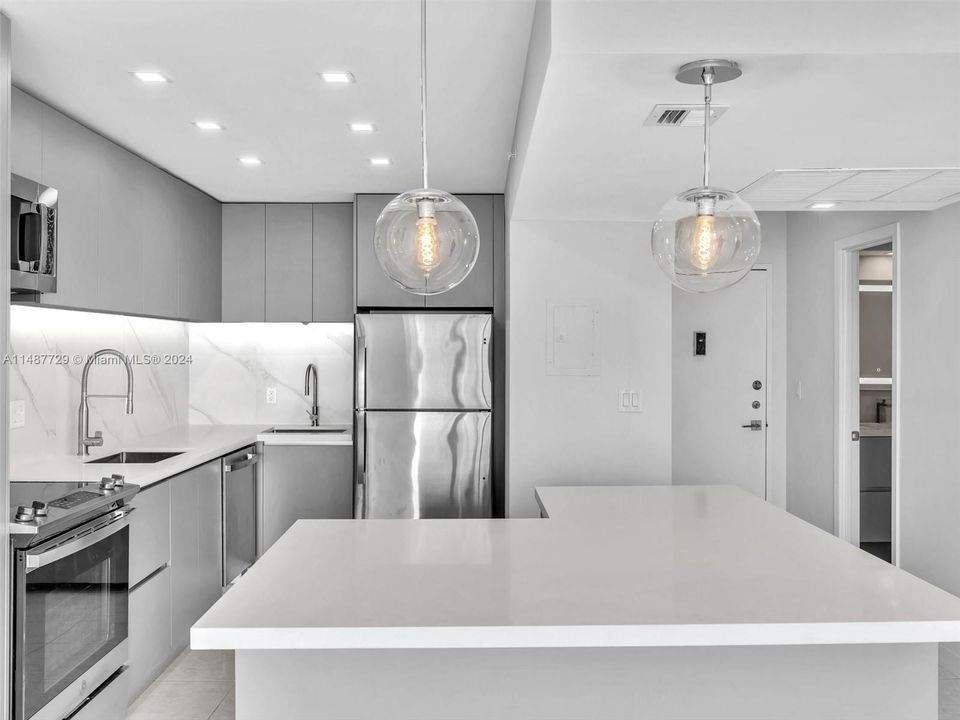 For Sale: $1,350,000 (2 beds, 2 baths, 1670 Square Feet)