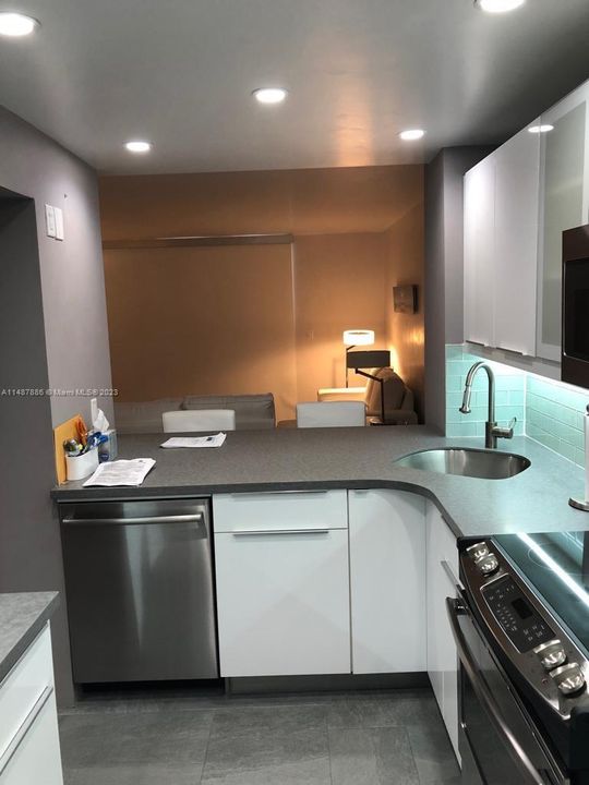 Recently Rented: $3,350 (1 beds, 2 baths, 906 Square Feet)