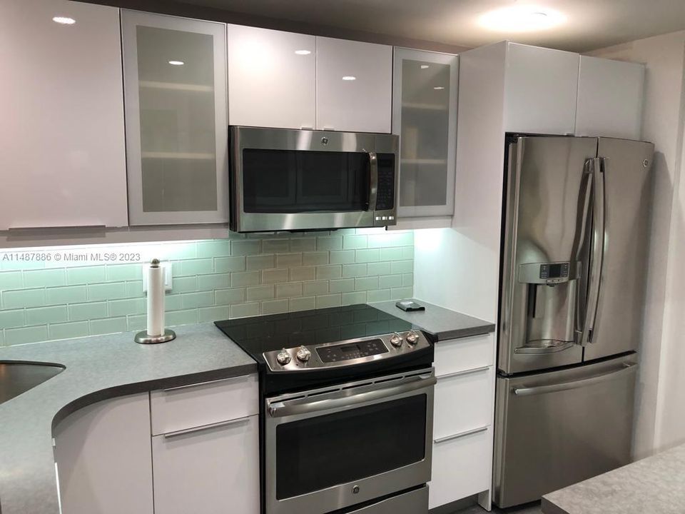 Recently Rented: $3,350 (1 beds, 2 baths, 906 Square Feet)