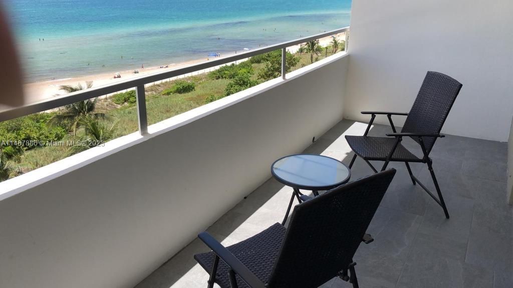 Recently Rented: $3,350 (1 beds, 2 baths, 906 Square Feet)