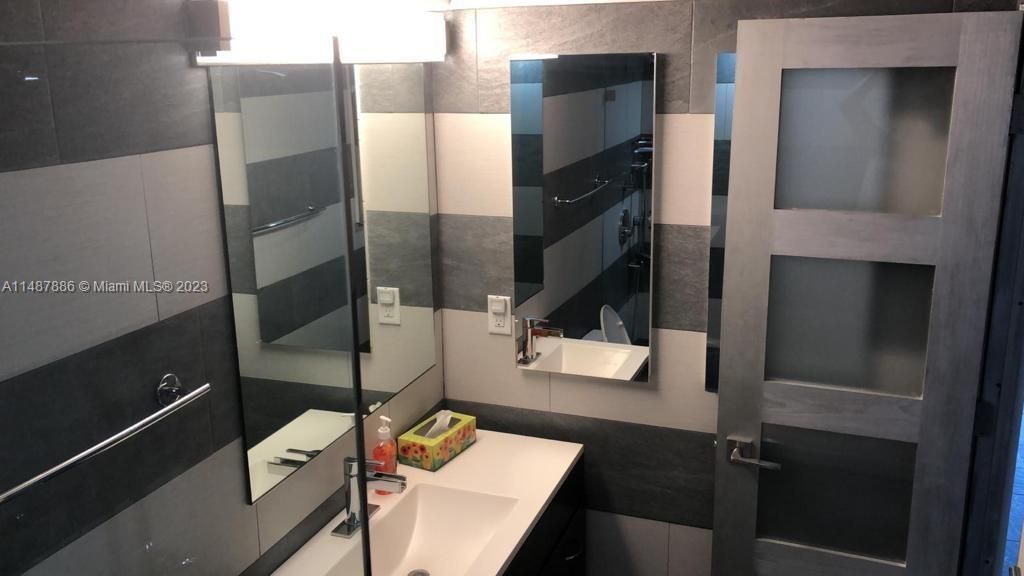 Recently Rented: $3,350 (1 beds, 2 baths, 906 Square Feet)