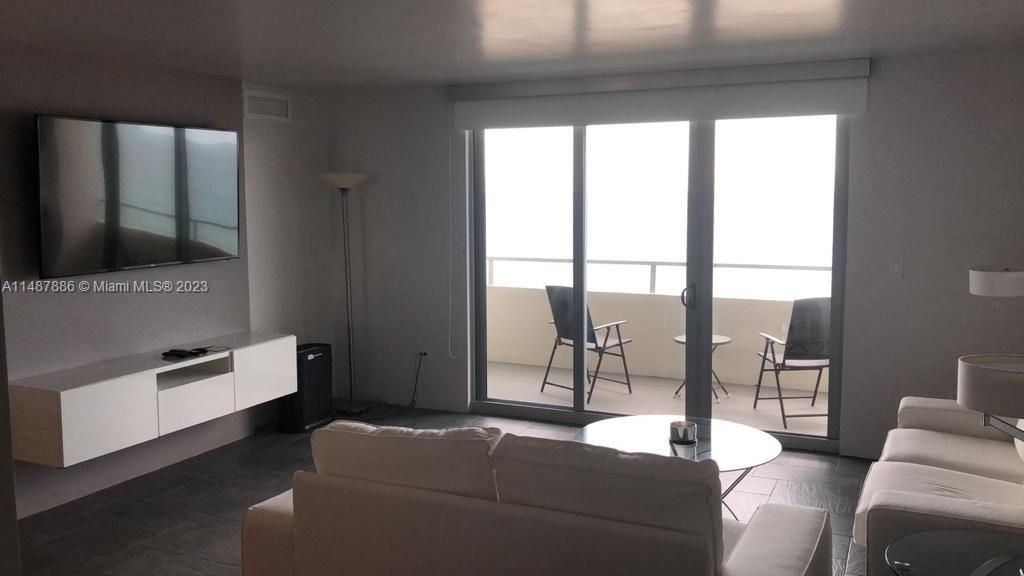 Recently Rented: $3,350 (1 beds, 2 baths, 906 Square Feet)