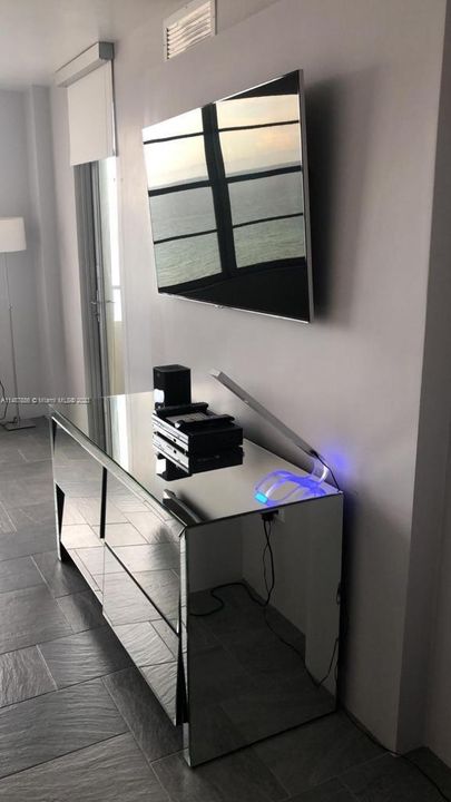 Recently Rented: $3,350 (1 beds, 2 baths, 906 Square Feet)